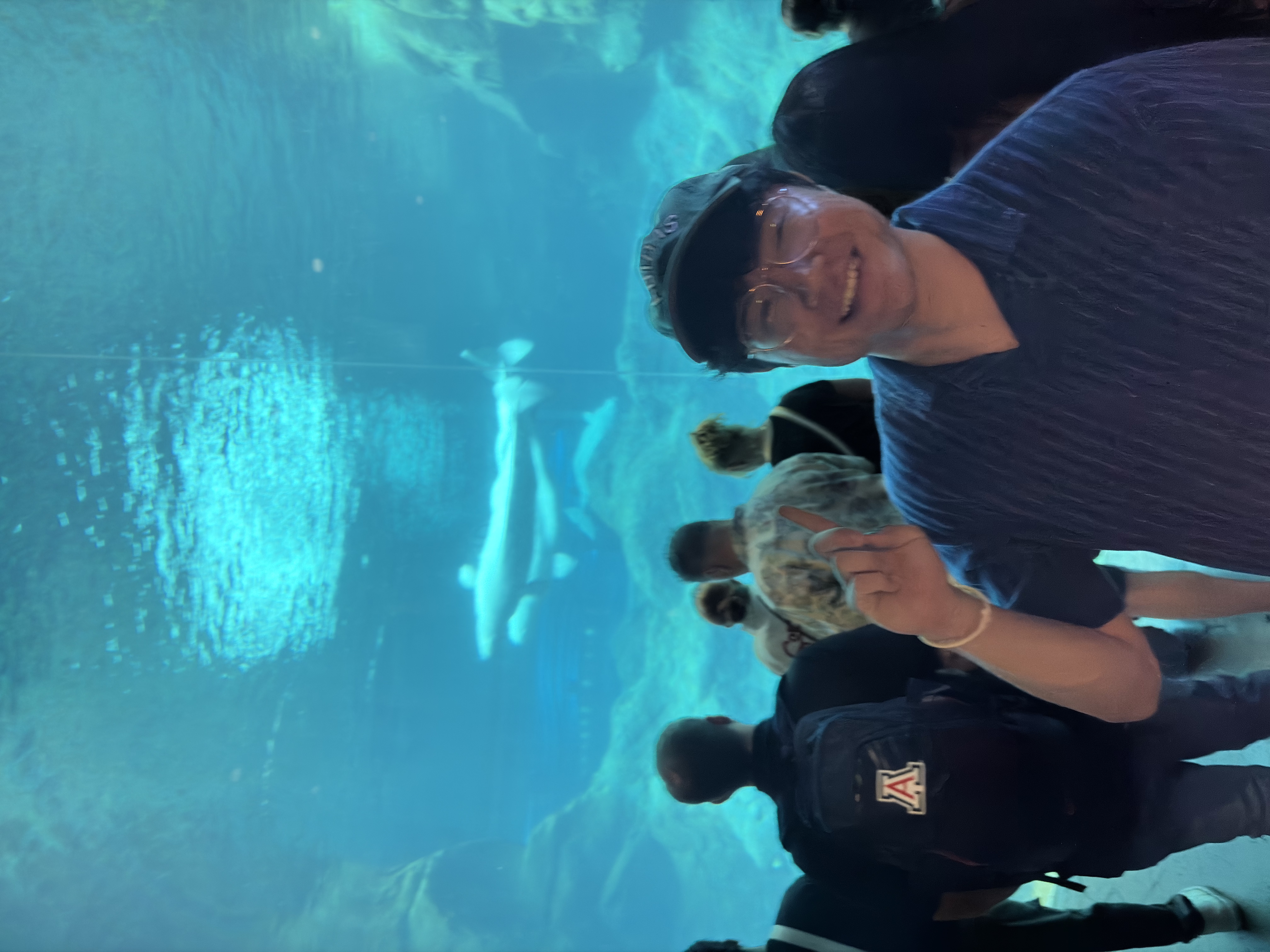 Hadong smiling at an aquarium exhibit.